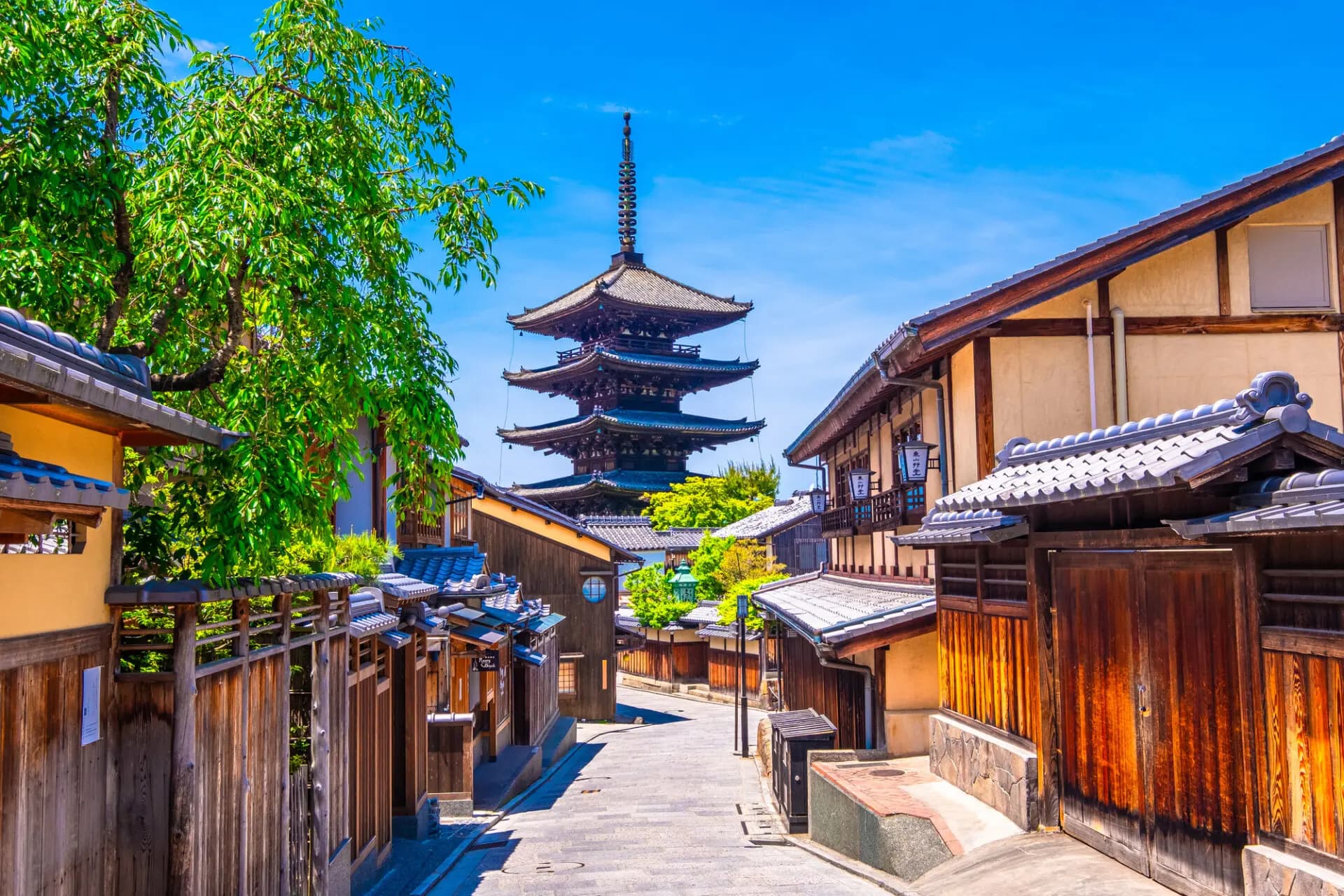 京都祇園的石板路與木造町家